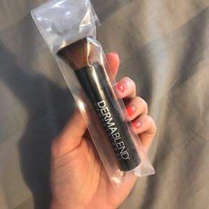 🖤 DermaBlend Buffing Foundation Brush (1)